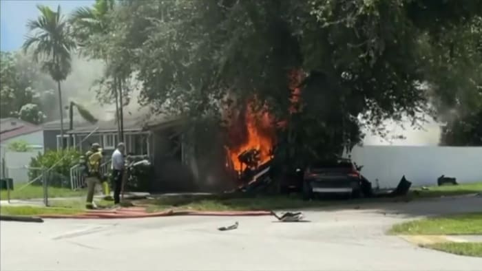 Car accident sets fire to house in Miami-Dade, injuries 2